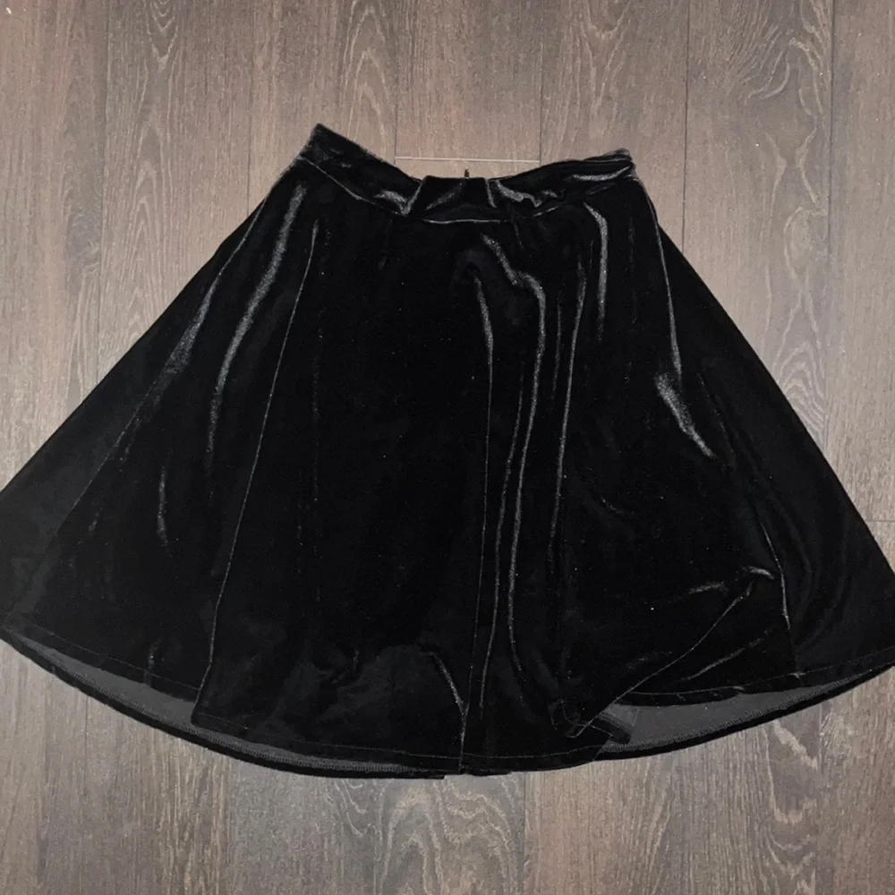 Velvet black circle skirt - Picture 4 of 9